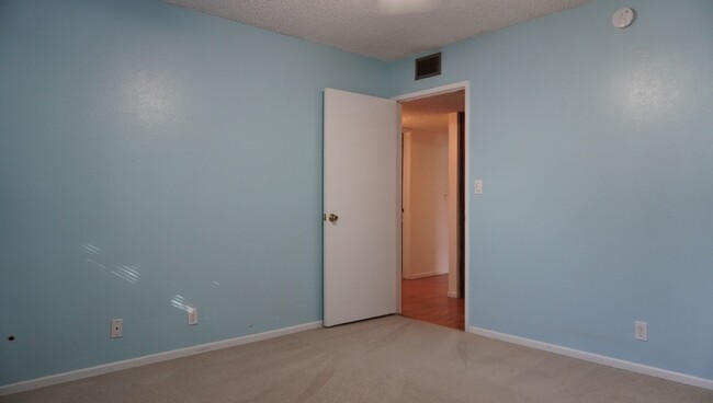 Building Photo - Single-Family Home in a Prime Location.