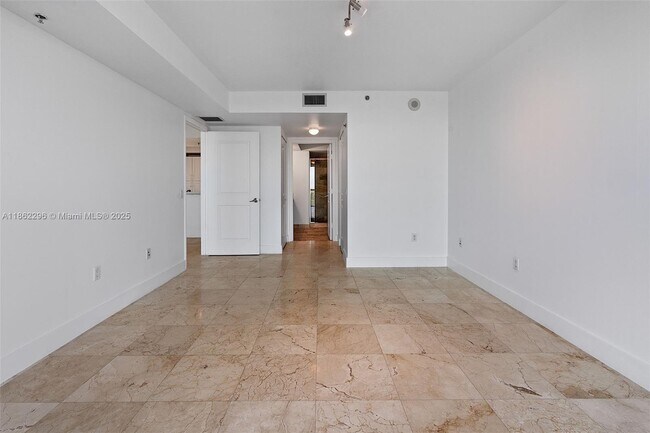 Building Photo - 2641 N Flamingo Rd