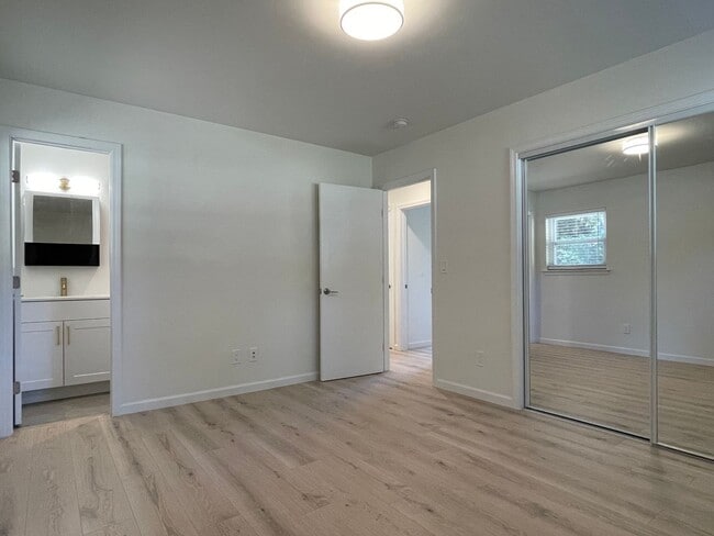 Building Photo - Gorgeous FULLY REMODELED 3 Bedroom/2Bath