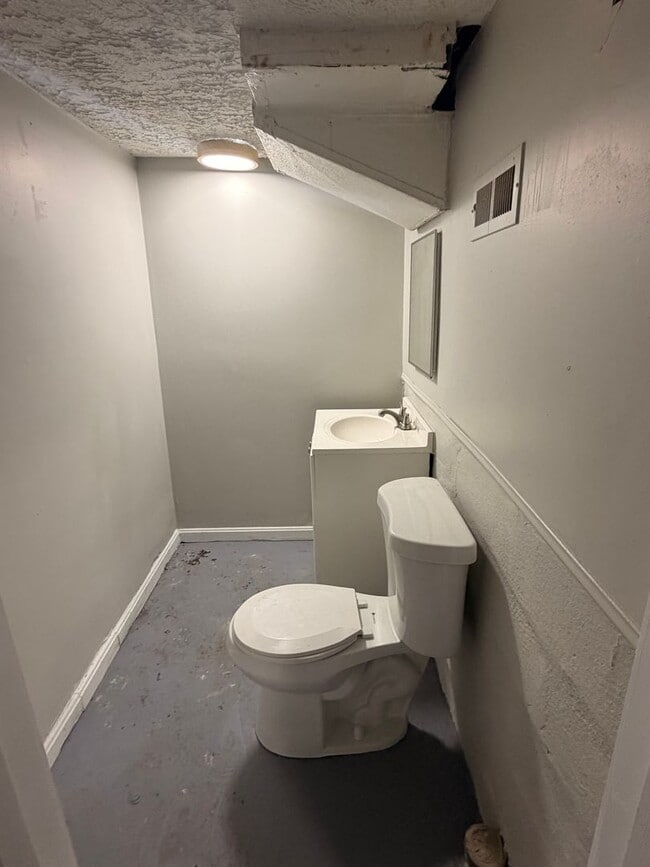 Building Photo - Gorgeous Updated 3 bedroom house!