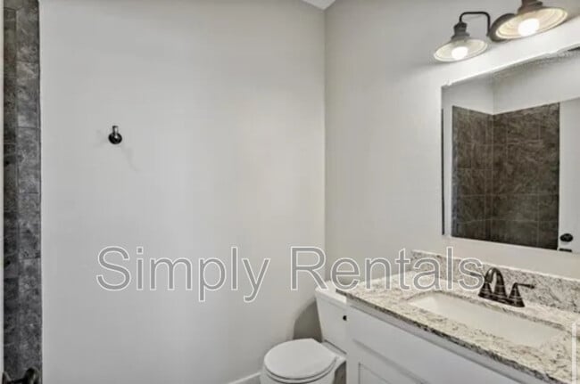 Building Photo - 703 Maple St