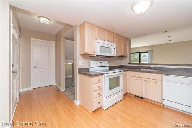 Building Photo - 5652 Drake Hollow Dr E