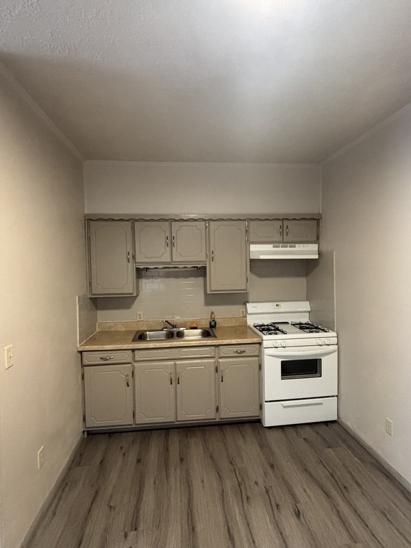 Building Photo - 411 E Beech St