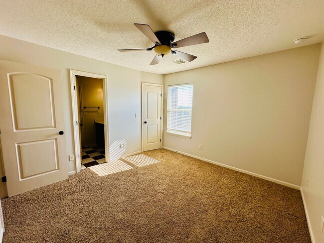 Building Photo - {20067} Custom Built Home in Woodland Mano...