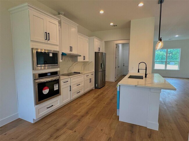 Building Photo - 5206 Country Club Dr
