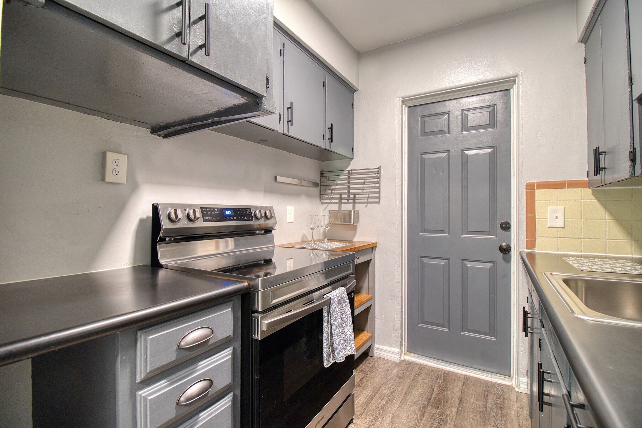 Building Photo - 634 15th Ave S