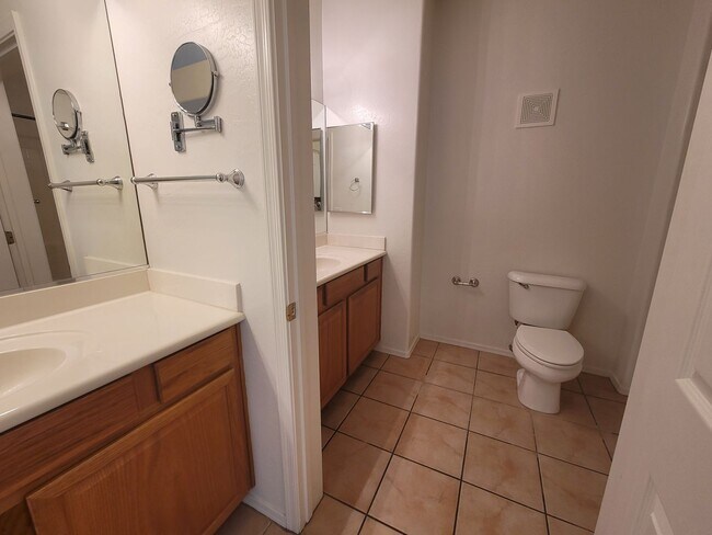 Building Photo - ucarrow107