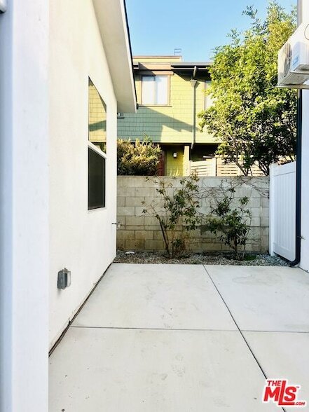 Building Photo - 247 S Catalina Ave