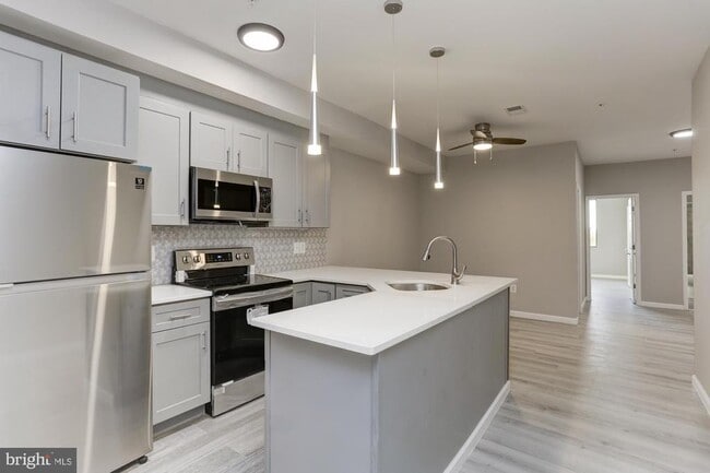 Building Photo - 400 N Highland Ave