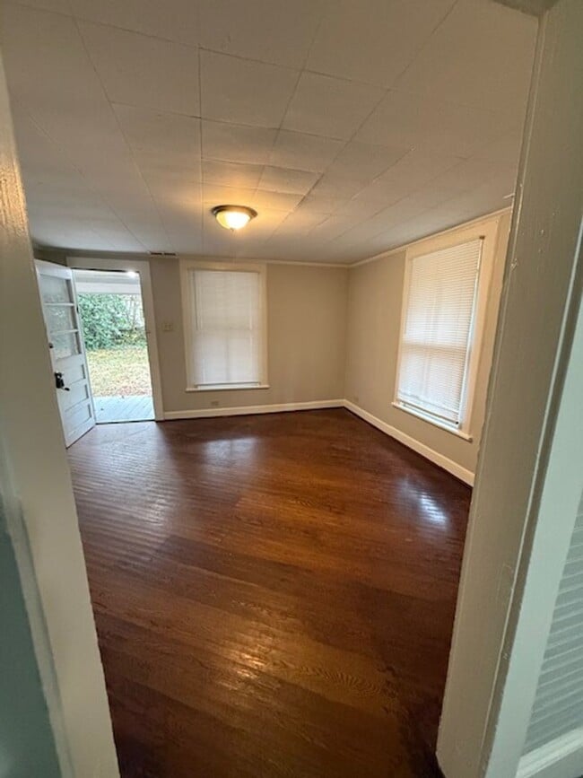 Building Photo - 2 Bedroom, 1.5-bathroom house