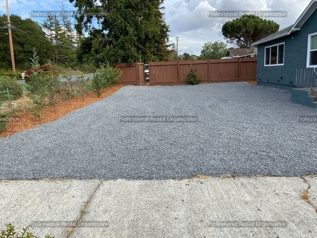 Building Photo - Country property minutes from downtown Pet...