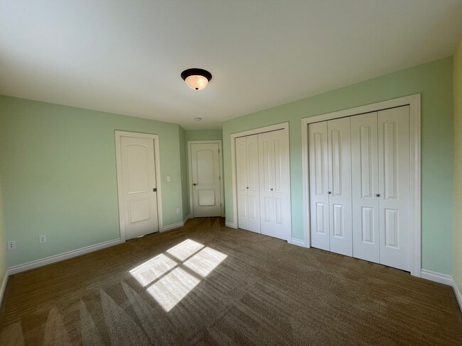 Building Photo - Spacious 5-Bedroom Home with Cascade & Val...