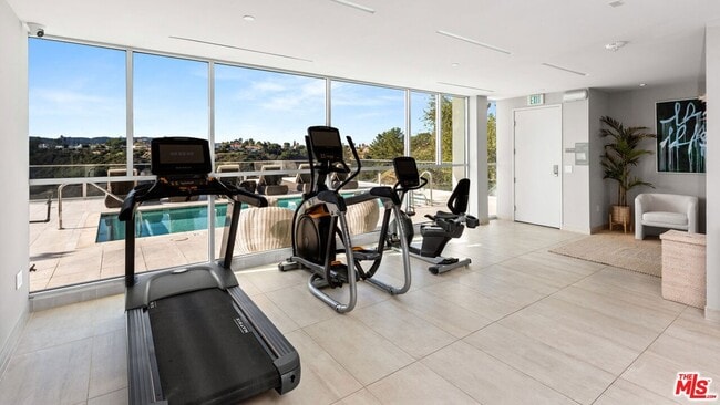 Building Photo - 2391 Roscomare Rd