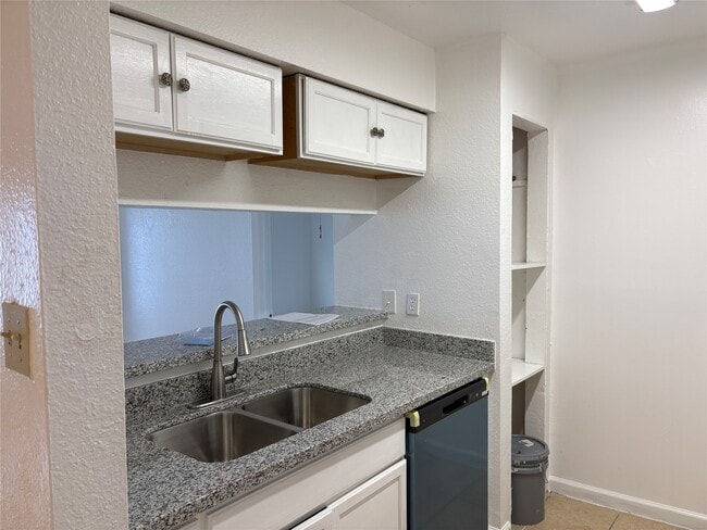 Building Photo - 7200 Clarewood Dr