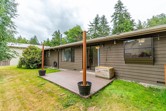 Building Photo - Cozy Home Close to Beach! Your New 3 Bed, ...