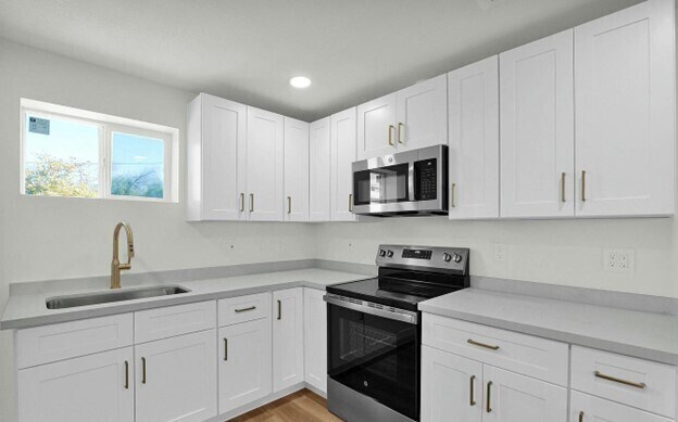 Building Photo - Newly Renovated 2 Bedroom, 1 Bath, with St...