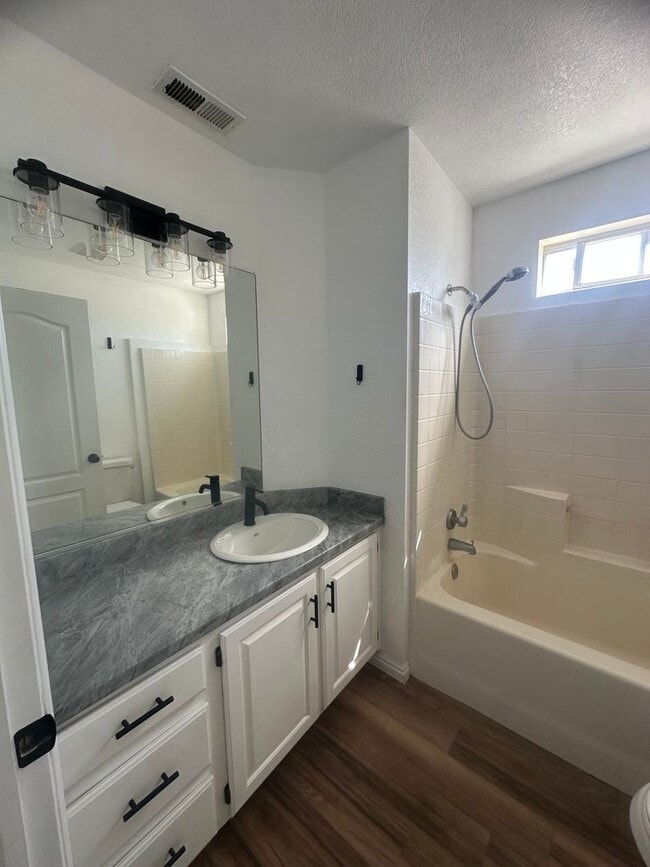 Building Photo - Great 3 bedroom, 2 bathroom home in Hurricane!!