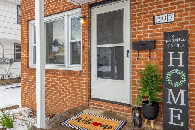 Building Photo - 207 W Ivy St