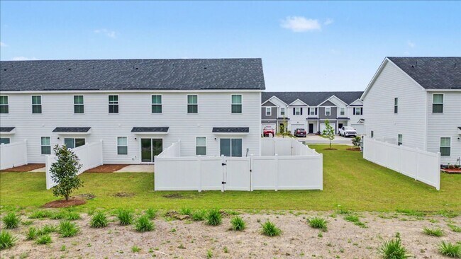 Building Photo - Like New 3 Bed, 2.5 Bath End Unit Townhome in Richmond Hill