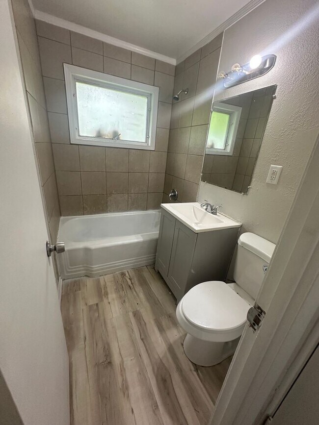 Building Photo - 3 bedroom 1 Bath