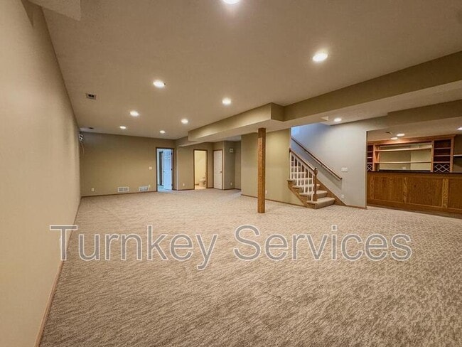 Building Photo - 717 Villa Plaza