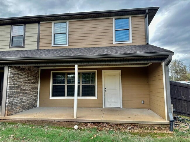 Building Photo - 186 Old Farmington Rd