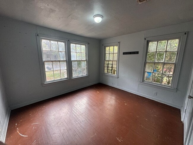 Building Photo - Large 2 Bedroom Home