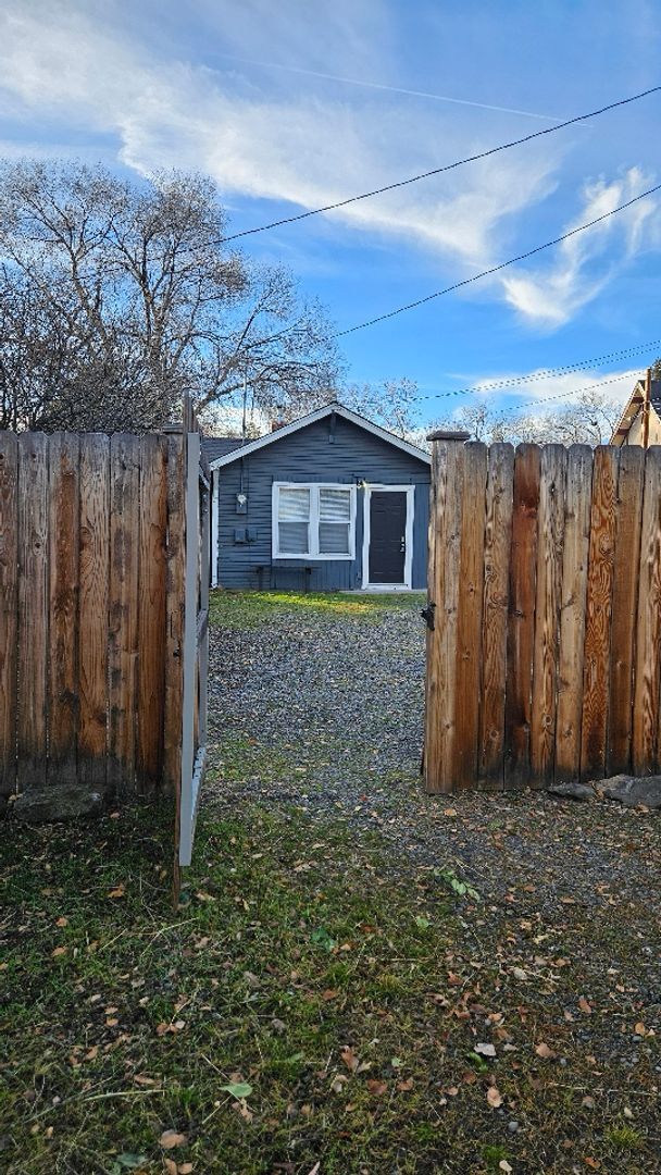 Building Photo - Downtown Bend darling Cottage!