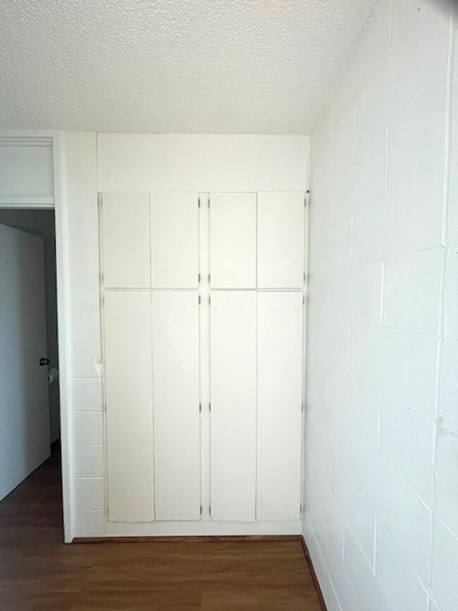 Building Photo - Renovated 2 Bedroom / 1 Bath in Honolulu