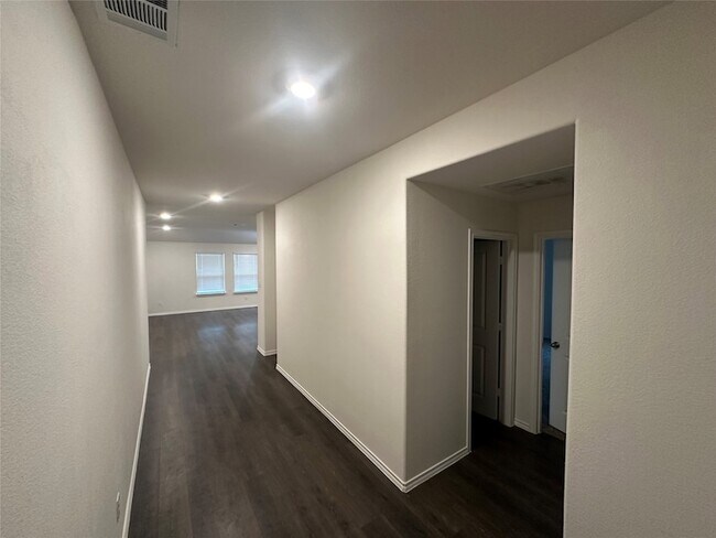 Building Photo - 2208 San Jacinto Wy