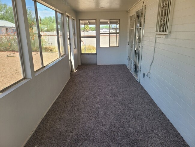 Building Photo - 3 bedroom 2 bathroom