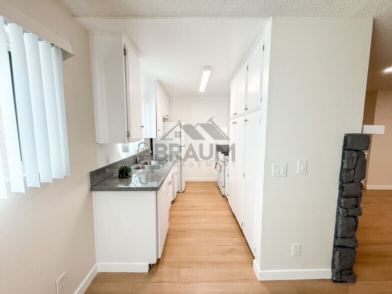 Building Photo - 13347 Victory Blvd