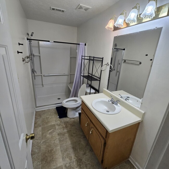 Building Photo - Private 3-Bdr 2 Full Bath Ranch with large fenced backyard and workshop.