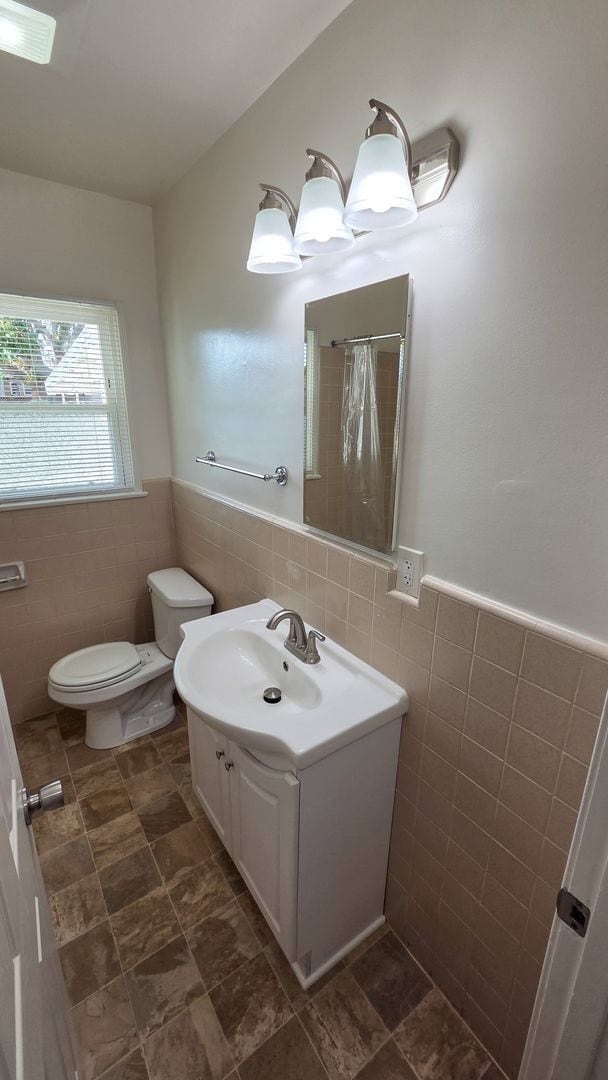 Building Photo - Beautiful 3 Bed 1 Bath House With Double Garage Available Now!