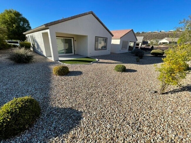 Building Photo - Charming 3 Bedroom in 55+ Solera, Laminate...