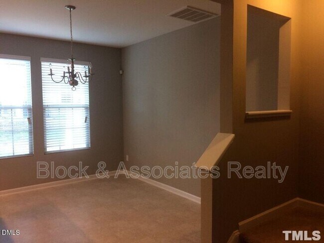 Building Photo - 122 Phantom Ln