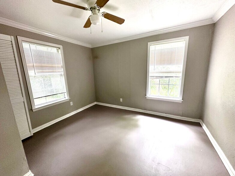 Building Photo - 8619 Groveland Dr