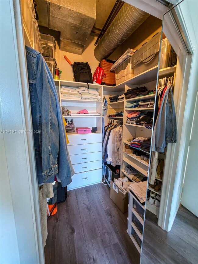 Building Photo - 10 SW South River Dr