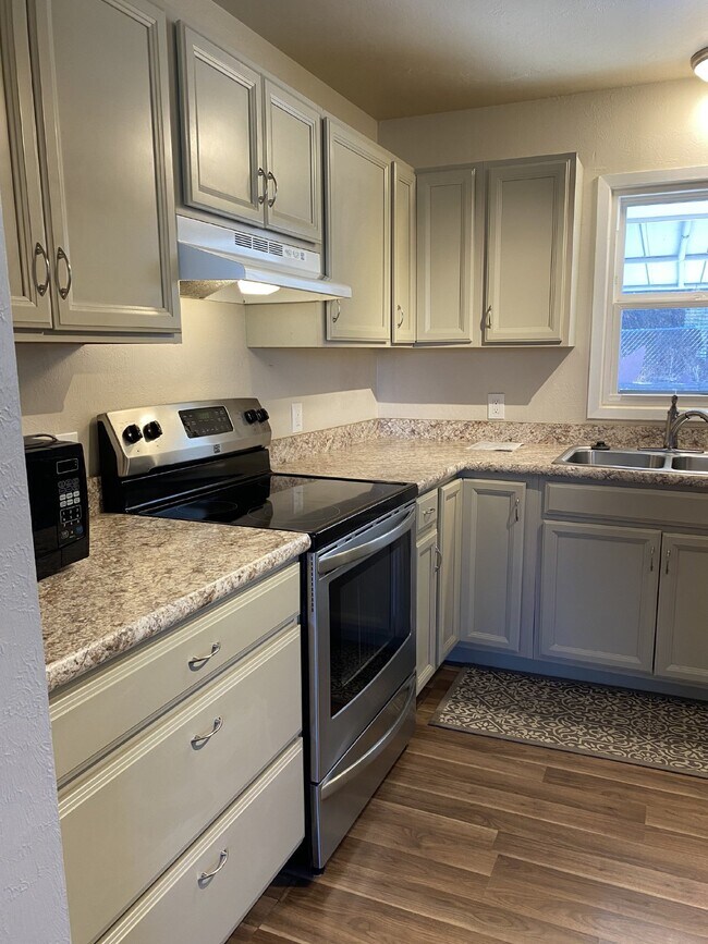 Building Photo - 4 bedroom - Hartsock