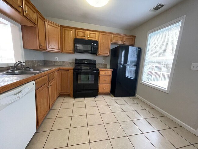 Building Photo - 1/2 OFF SECURITY DEPOSIT SPECIAL! Save $1,...