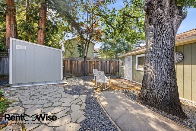 Building Photo - Chestnut Garden Patio Apartments