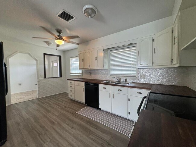 Building Photo - 3/2 Pool Home in Deltona Lakes