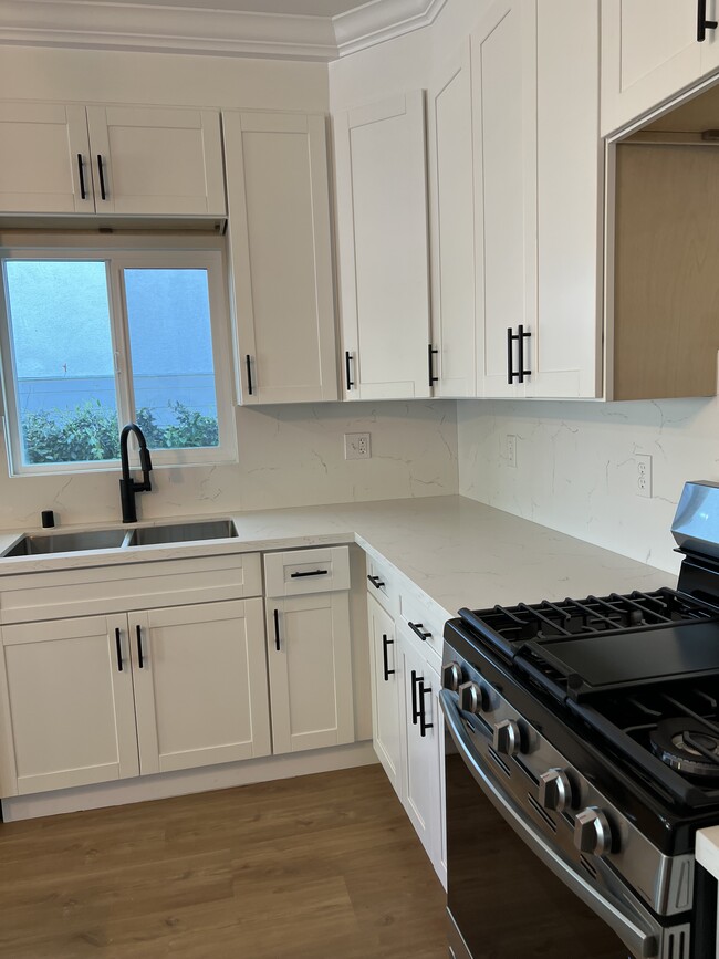 Building Photo - 951 N Oxford Ave