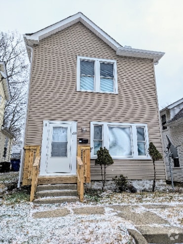Building Photo - !! MOVE IN SPECIAL: $300 OFF on 1st Month'...