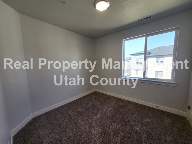 Building Photo - Small Pet Friendly Lehi Condo