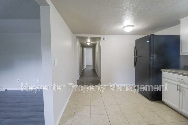 Building Photo - 405 S Maple St