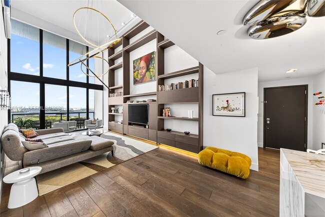 Building Photo - 601 NE 36th St