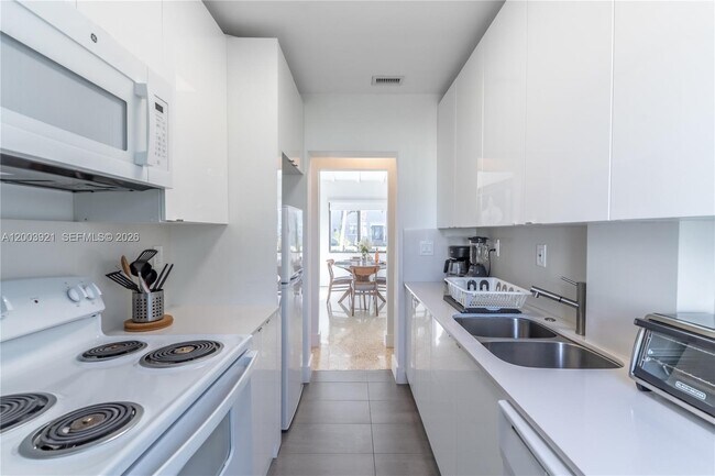 Building Photo - 12344 NE 9th Ave