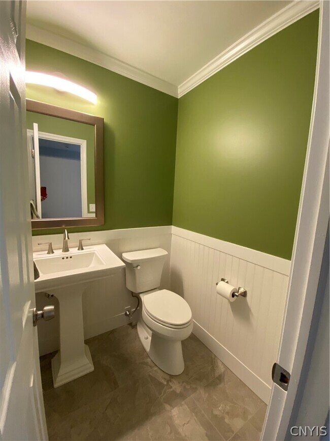 Building Photo - 447 Summerhaven Dr N