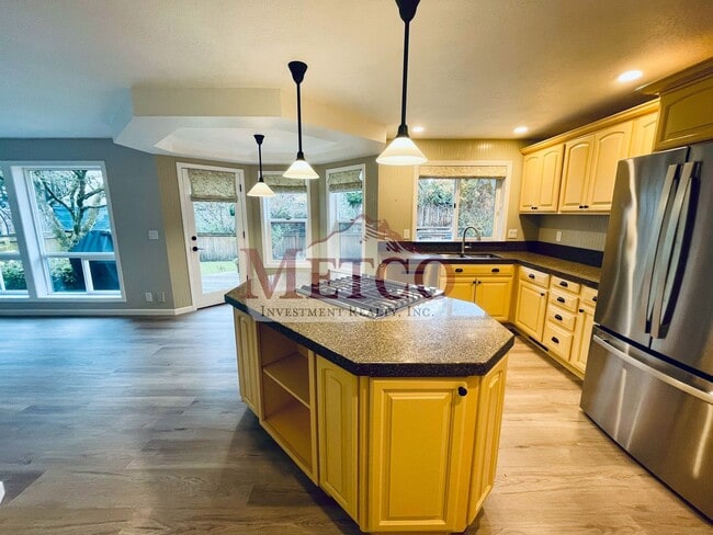 Building Photo - Beautiful 4 bedroom, 3 Bath House in Desirable Gilham Neighborhood!